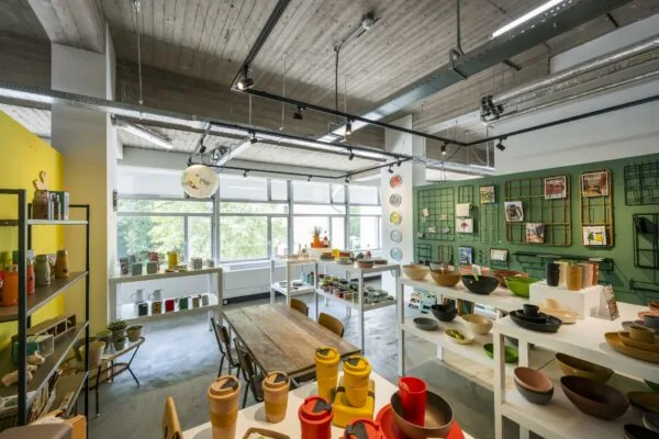 Licht en modern interieur van een winkel aan de Van Leijenberghlaan met kleurrijke serviesartikelen en woonaccessoires.